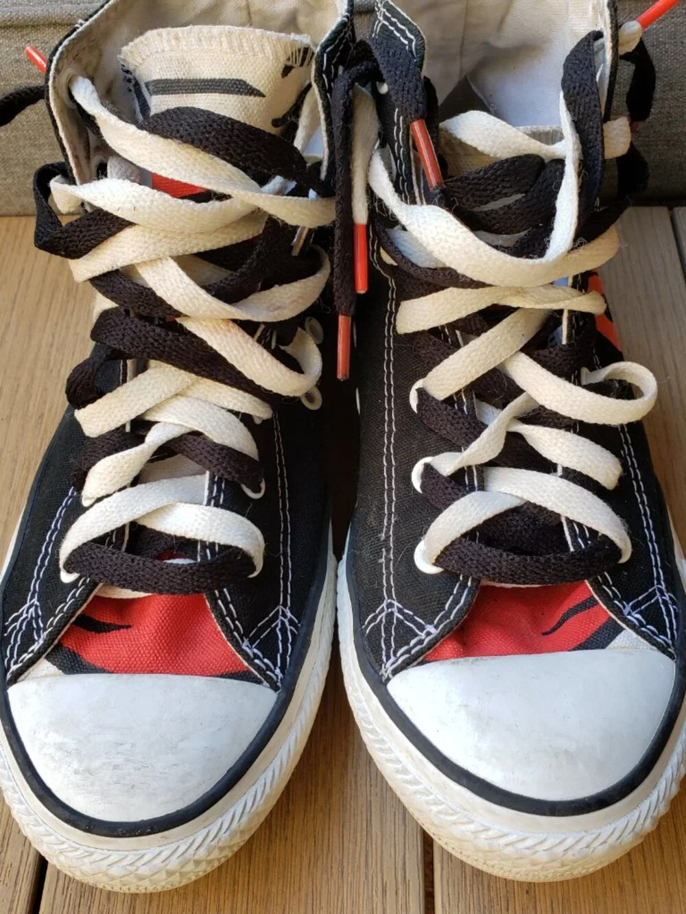 EUC CTAS Converse whimsical Dr. Seuss 'Cat in the Hat' 617749 (4.5 Junior) KICKS